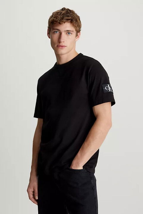 Erkek Ck Logolu Bisiklet Yaka Badge Regular T-Shirt - Siyah - CALVIN KLEIN