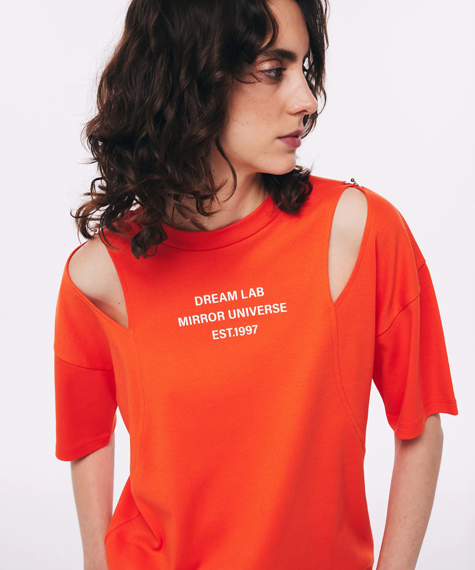 SLOGAN BASKILI CUTOUT T-SHIRT-MERCAN - 3