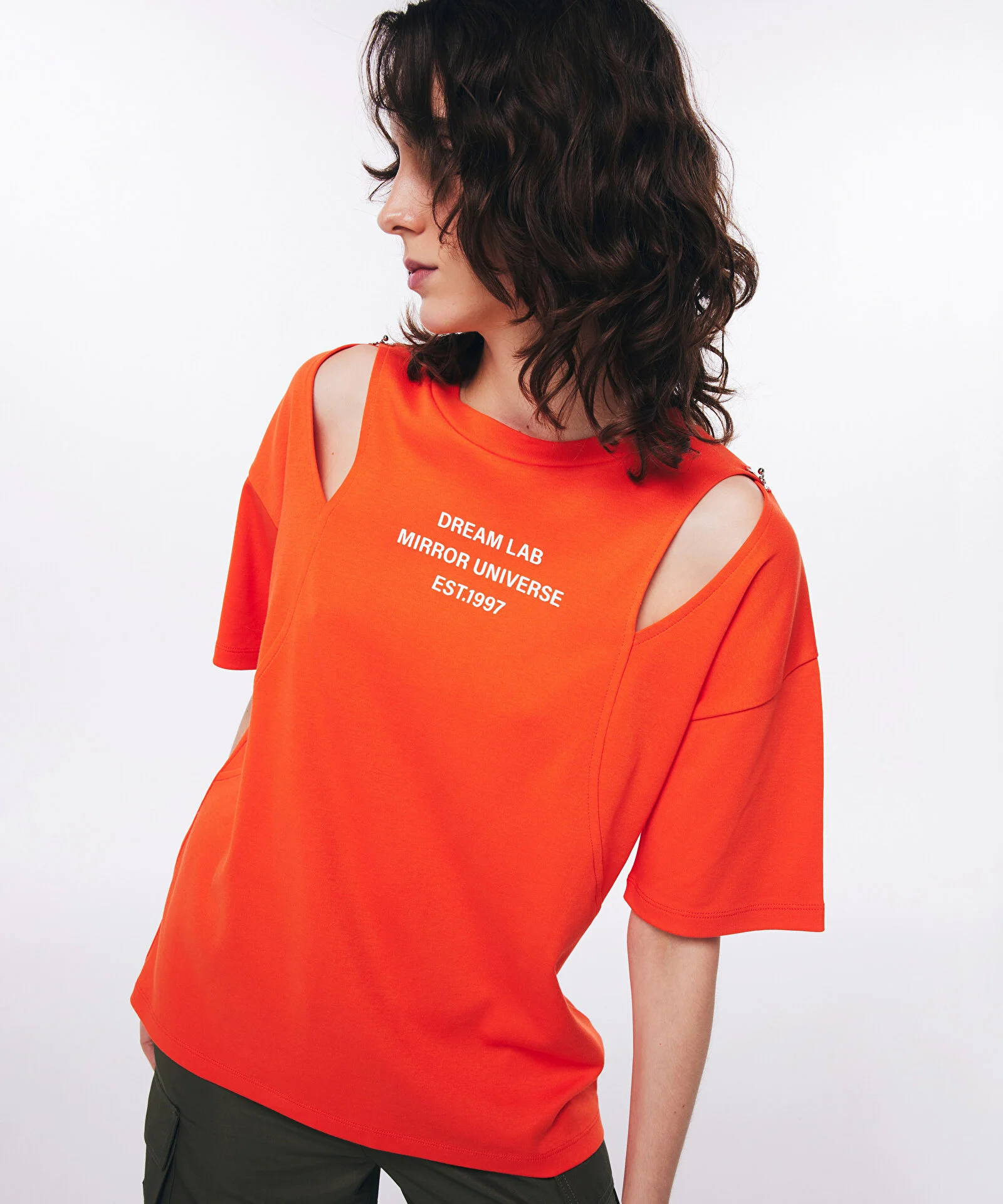 SLOGAN BASKILI CUTOUT T-SHIRT-MERCAN - 4